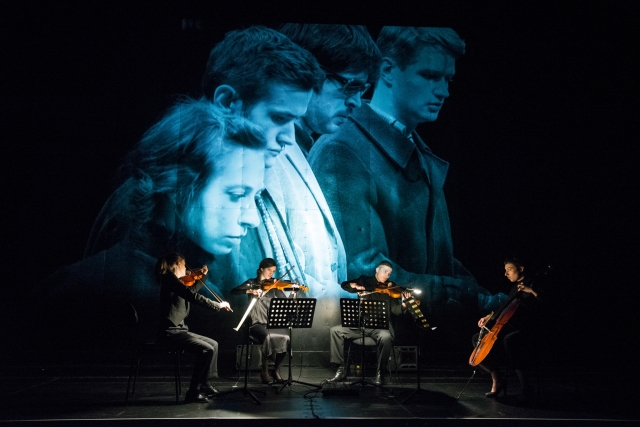 (v.li. vorne) Sarah Siri Lee König, Cuyén Biraben, Tommy Wiesner, Esther Schwartz,
(v.li. hinten): Lara Haucke, David Krzysteczko, Goerg Grohmann, Johannes Jannasch /sowie 92 / 93: »Antigone (Die Rückkehr der Götter). Friedrich Hölderlin/António Mora«, Dezember 2016
